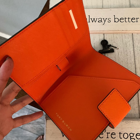 Tory Burch Handbags - Last one 🎁New Tory Burch passport wallet 💝